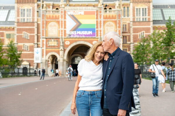 Destination photographer Amsterdam — couple under the Rijksmuseum archway, travel portrait
